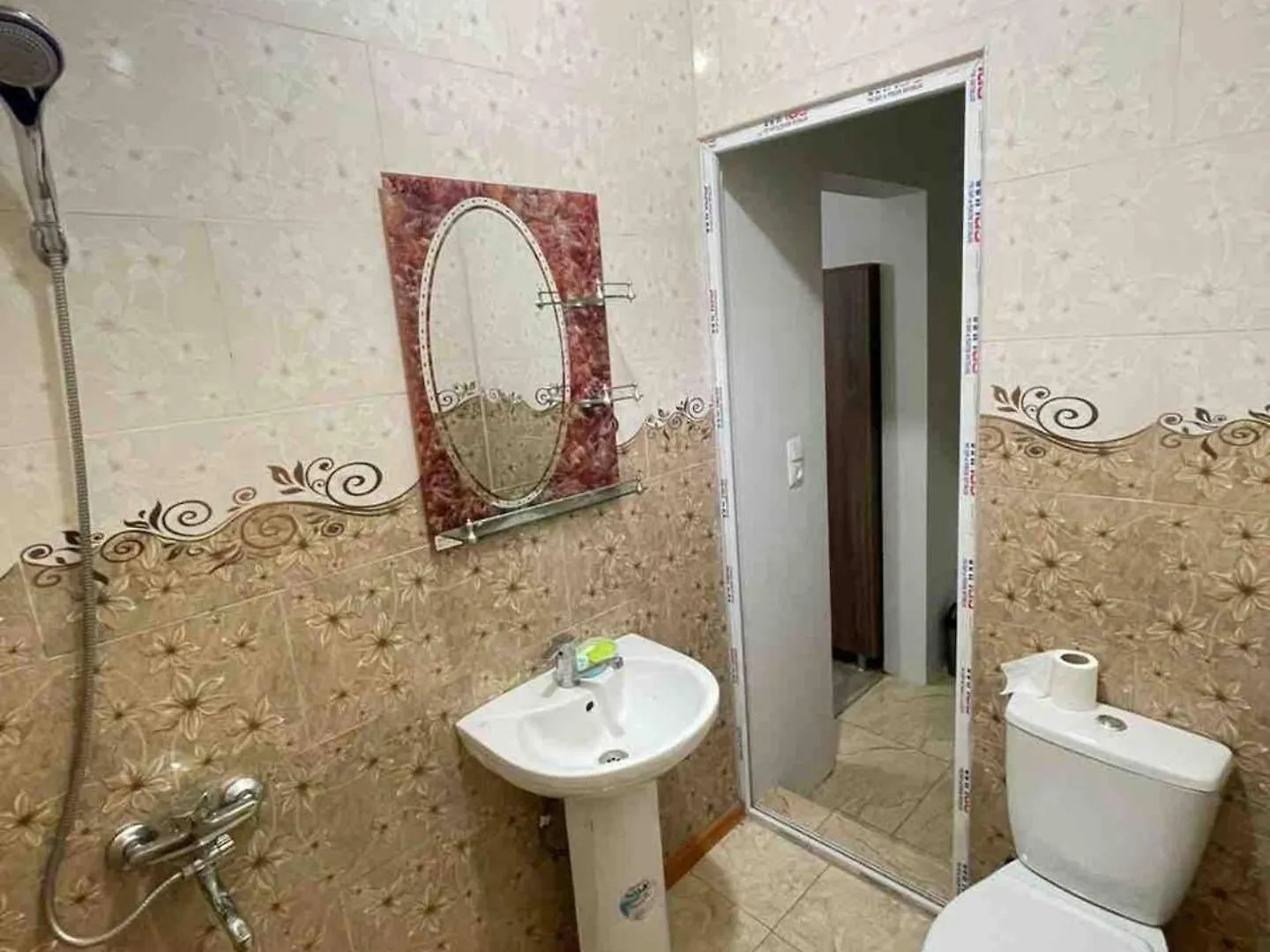 Guest House Leon Μπατούμι