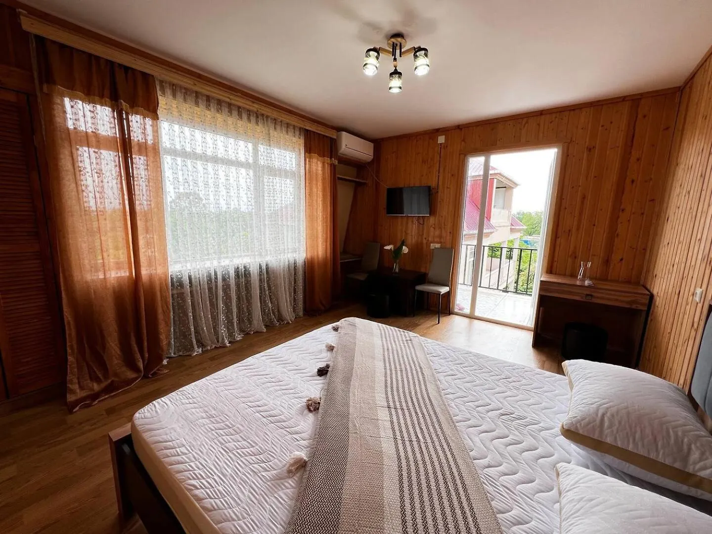Guest House Leon Μπατούμι